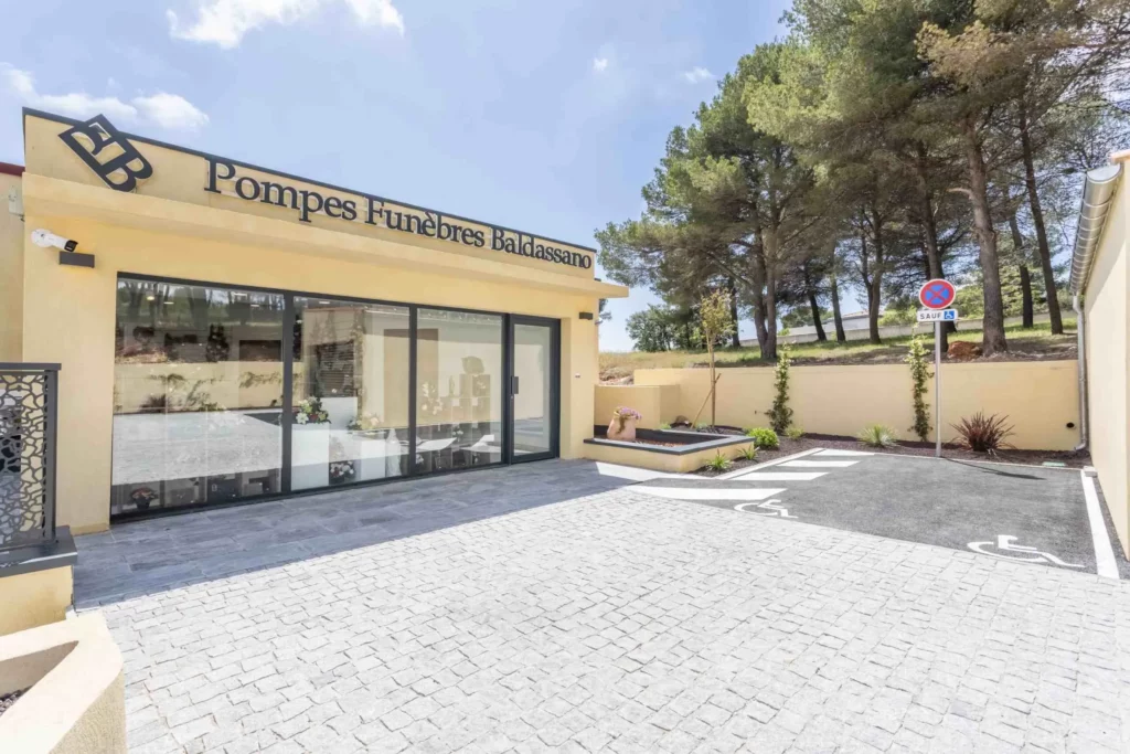 Entrée principale et parking accessible de l'agence funéraire Baldassano.